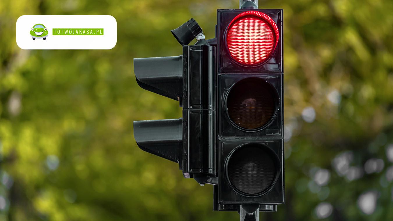 Przejazd na czerwonym świetle – jakie są konsekwencje prawne w 2025 roku?